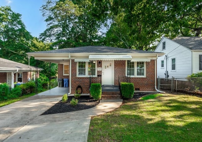 Building Photo - 2 bedroom, 1 bath Brick Bungalow in Prime ... Rental