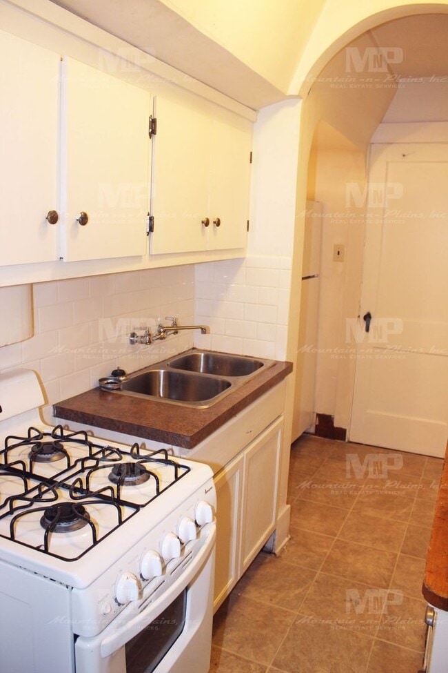 Photo - 322 1/2 W Laurel St