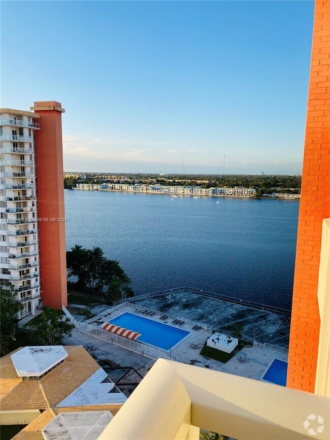 Building Photo - 1351 NE Miami Gardens Dr Unit 1403E Rental