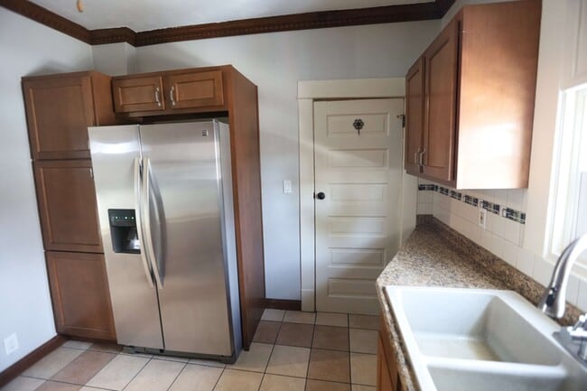 Photo - 639 Curve St SW