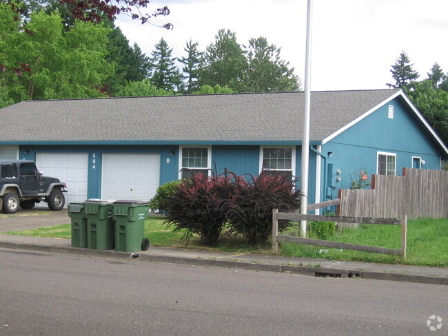 Building Photo - 604 E 10th St Unit B Rental