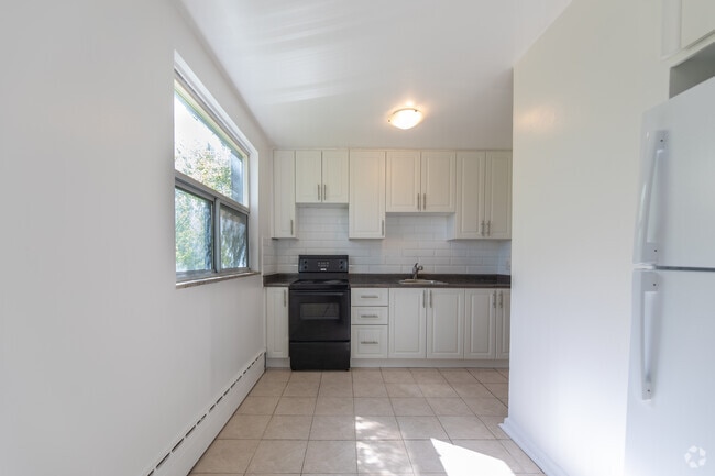 1BR, 1BA - 624SF - Kitchen - 7 Glazebrook Ave Unit 8