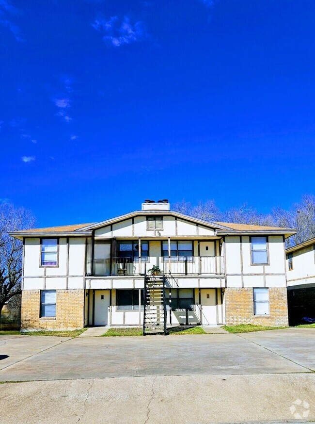 Building Photo - 2001 Cedarhill Dr Unit 1 Rental