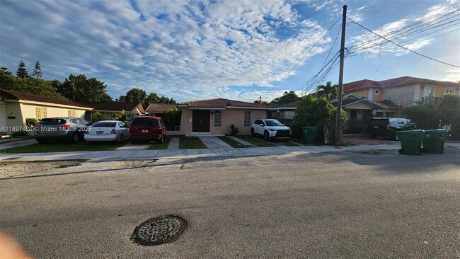 Photo - 3506 SW 23rd Terrace Unidad FRONT