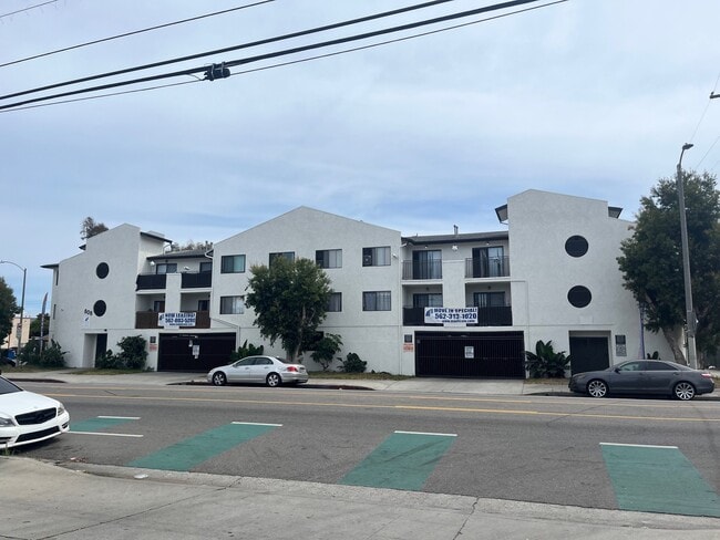 Building Photo - 808 W Anaheim St