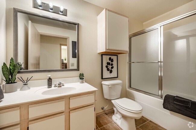 2BR, 2BA - 889SF - Bathroom