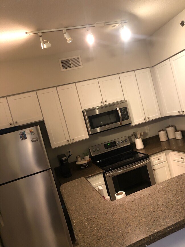 Kitchen - 1315 East Blvd Unit 401