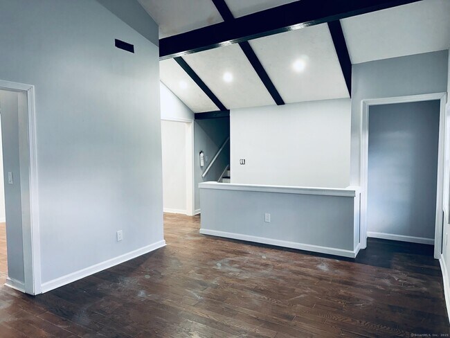 Photo - 395 Hawthorne Ave