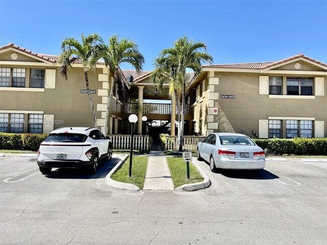 Building Photo - 2624 Riverside Dr Unit 2624