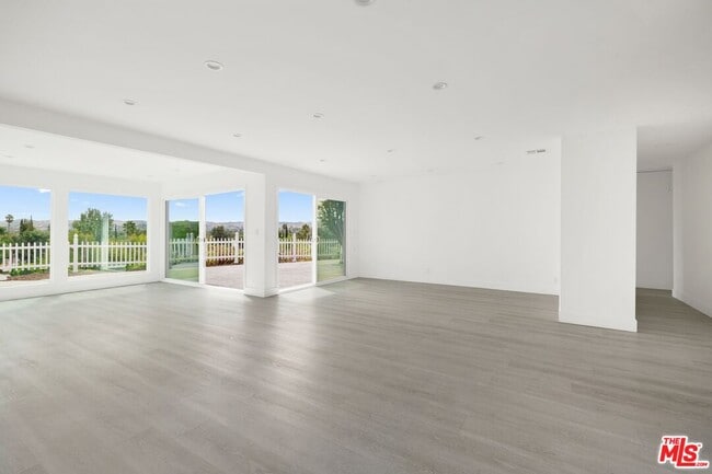 Photo - 7124 Gateshead Way