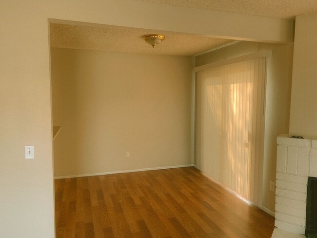 Building Photo - 1 Bedroom Condo For Rent