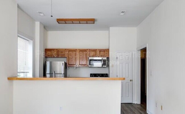 Building Photo - 300 W Clay St Unit A