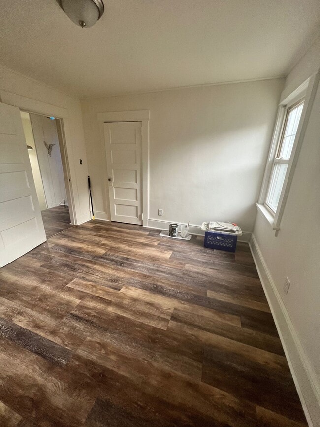 Bedroom for rent - 185 Elmwood Ave