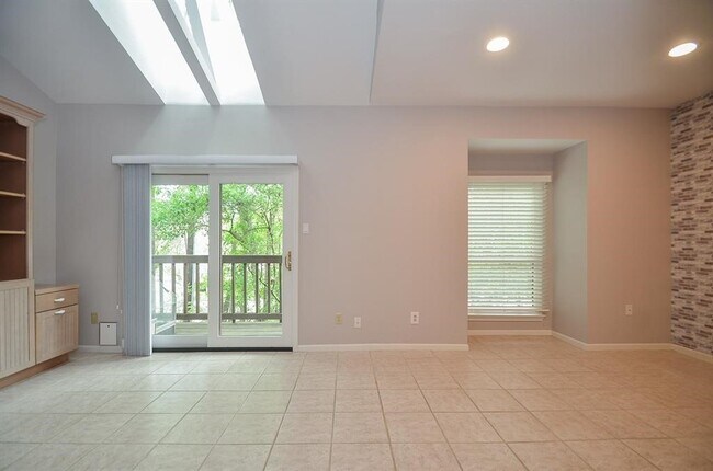 Building Photo - 11711 Memorial Dr Unit 304