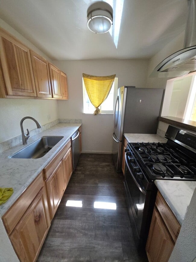 Building Photo - Welcome home to this beautifully updated 2... Unit 4