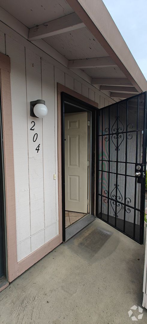 Building Photo - Excellent Location - Hayward 2 beds 2 bath... Unit 204 Rental