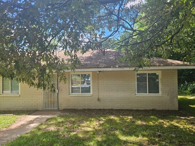Photo - No Steps - 2/1 Duplex Near Hank Aaron Dr -...