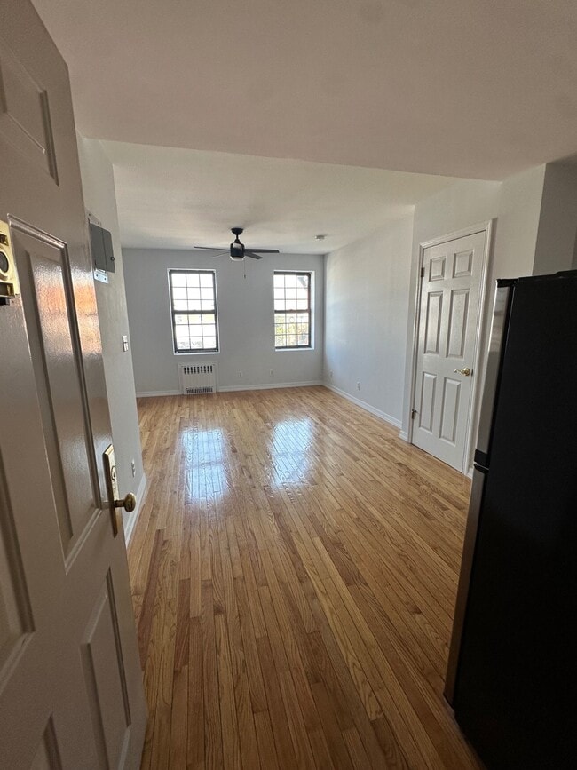 Building Photo - 890 W Beech St Rental