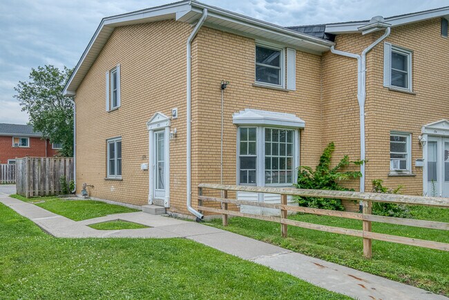 Building Photo - Beautifully Updated 3-Bedroom Townhome in North London