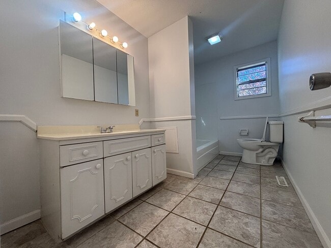 Photo - Beautiful 3 bedroom 1 bath house!