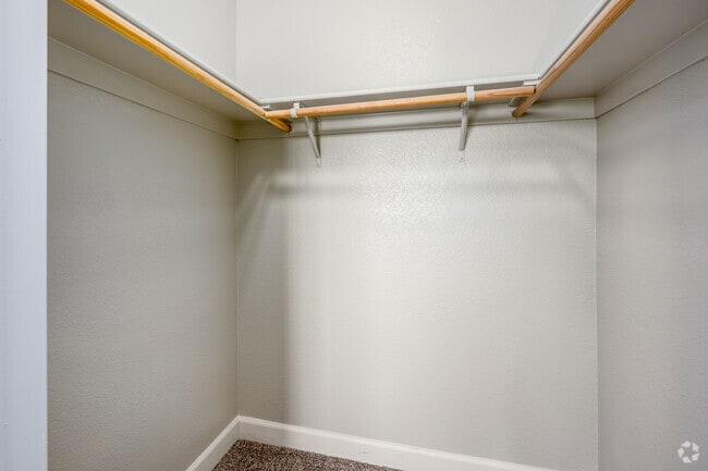 2BR, 2BA - 1,081SF - Closet