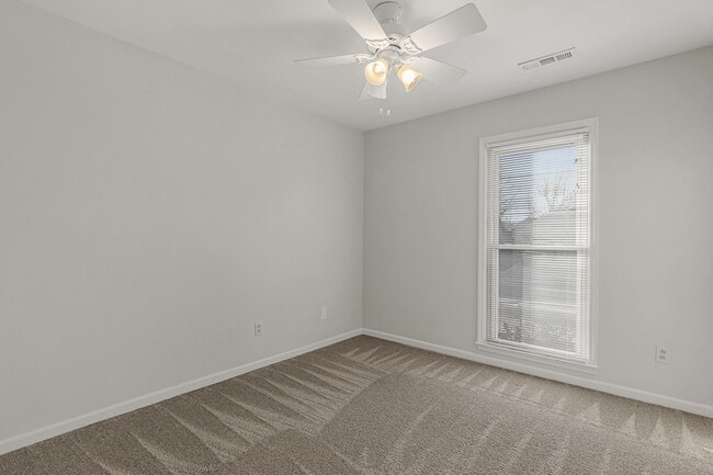 Photo - 127 Hollington Dr NE