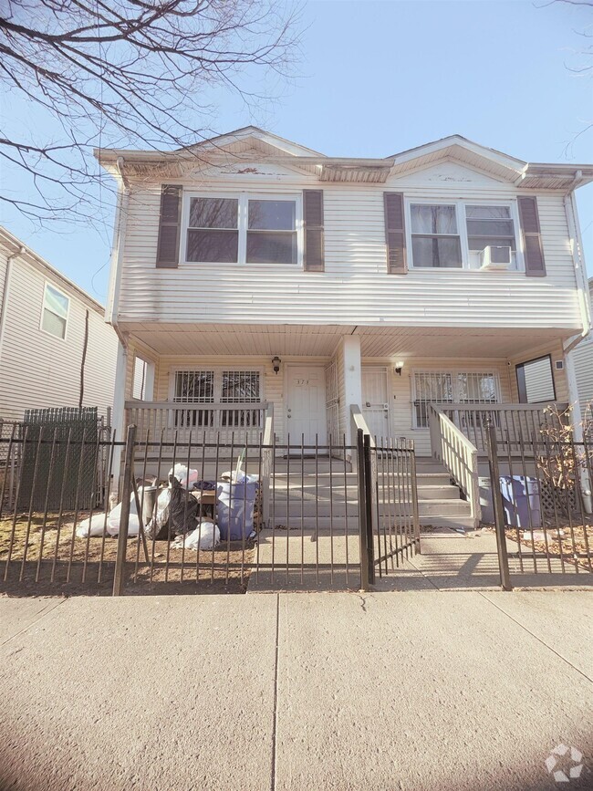 Building Photo - 373 Whiton St Rental