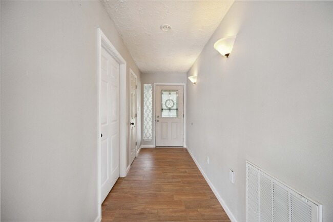 Photo - 911 Brook Forest Dr