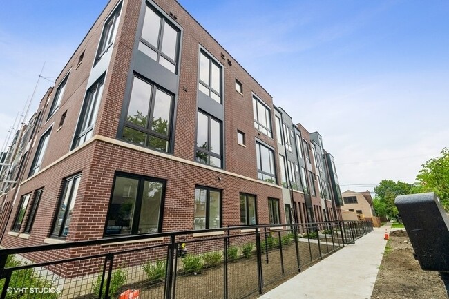 Building Photo - 4230 W Belmont Ave Rental