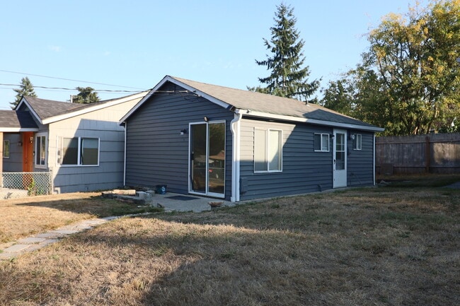 Building Photo - 2344 Trenton Ave Unit 1/2 Rental