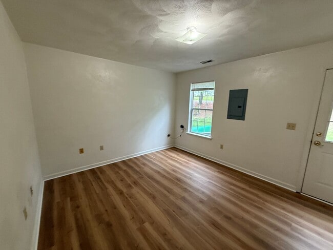 Photo - 858 Patrick Henry Dr