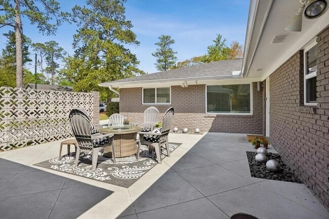 Photo - 102 N Dabney Dr