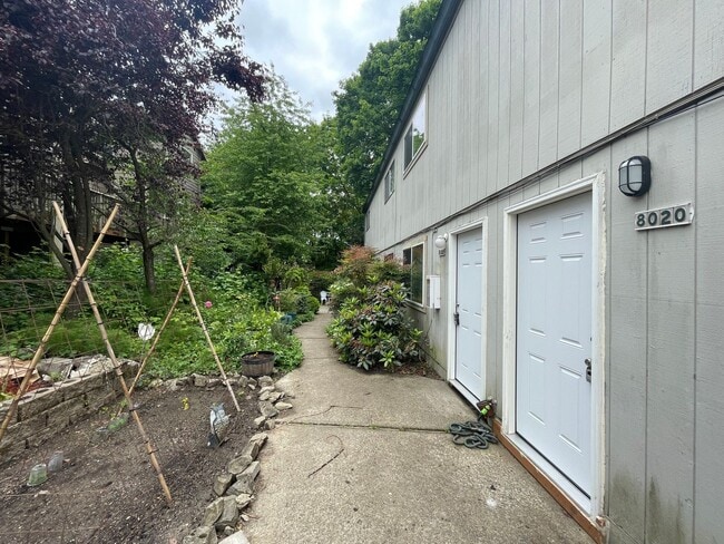 Building Photo - Updated 2Bd/1Ba in the Hillsdale Neighborhood of SW Portland ~ Stainless Steel Appliances and Qua... Unit 8020