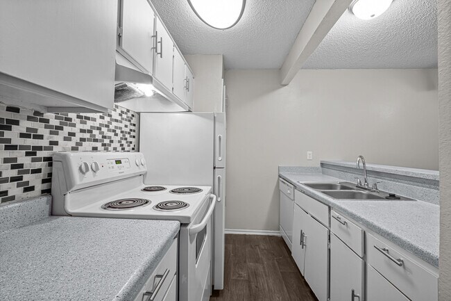 Photo - Pine Oaks Apartments