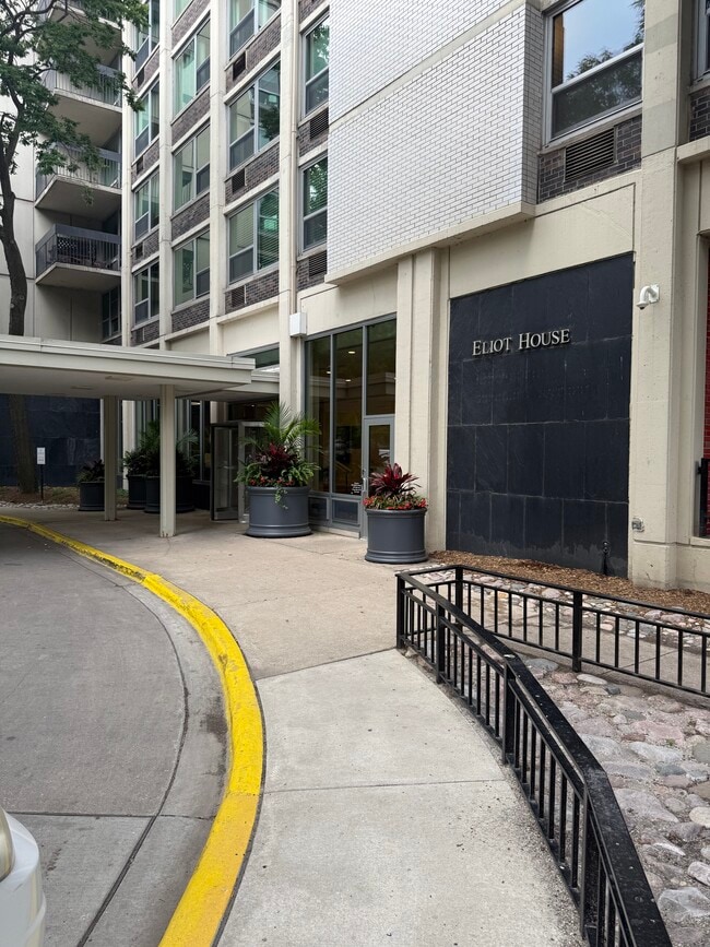 Building - 1255 N Sandburg Ter Unidad Eliot House