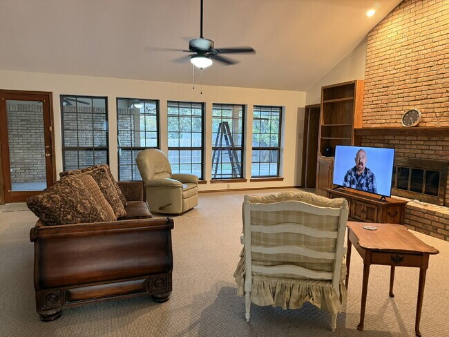 Photo - "Charming 3-Bed Oasis with Fireplace in th... Apartamento