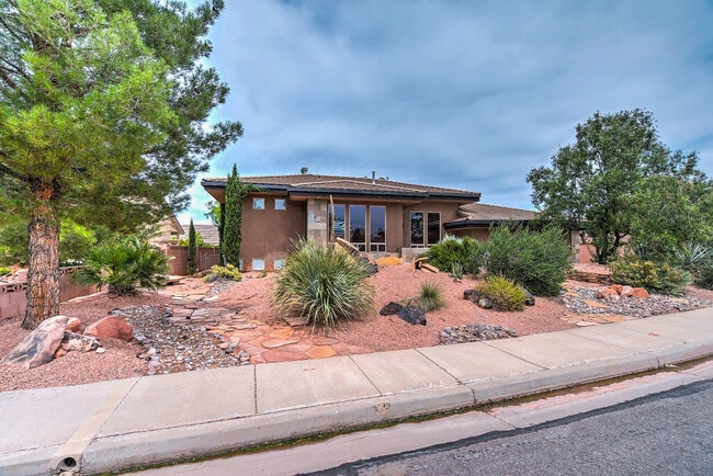Building Photo - Gorgeous, Custom 4 bed, 3 bath Pet-Friendl... Rental