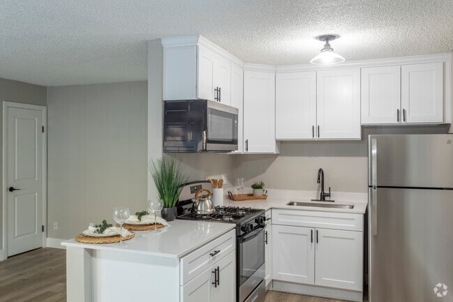 1BR - 1BA, 570SF