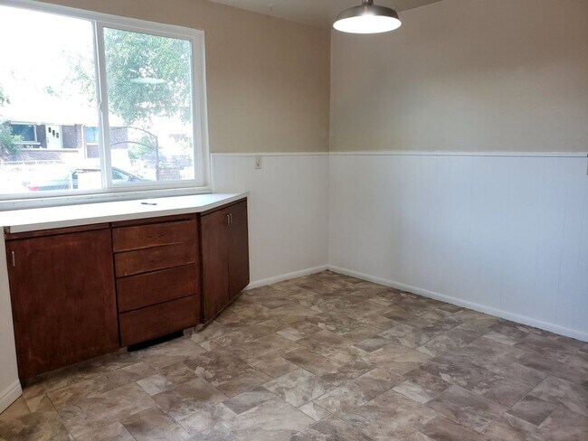 Photo - 352 Hampton/Blair - 3 PLEX Unit Main - APT #1