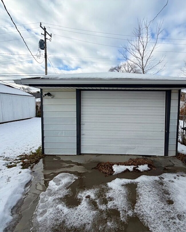 Photo - Three Bedroom Ranch home with a 1 and a half car garage. Very nice area.