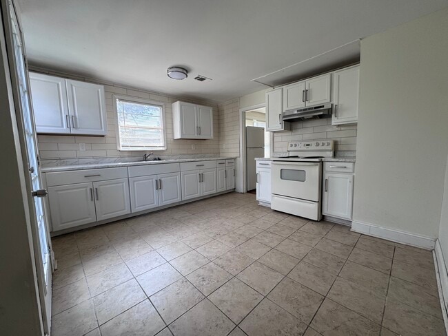 Building Photo - 2304 W 58th St Rental