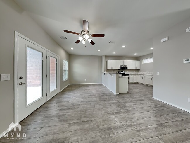 Photo - 122 E Sycamore St