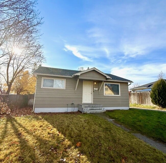 Photo - 3 Bedroom Hardwood Floor House