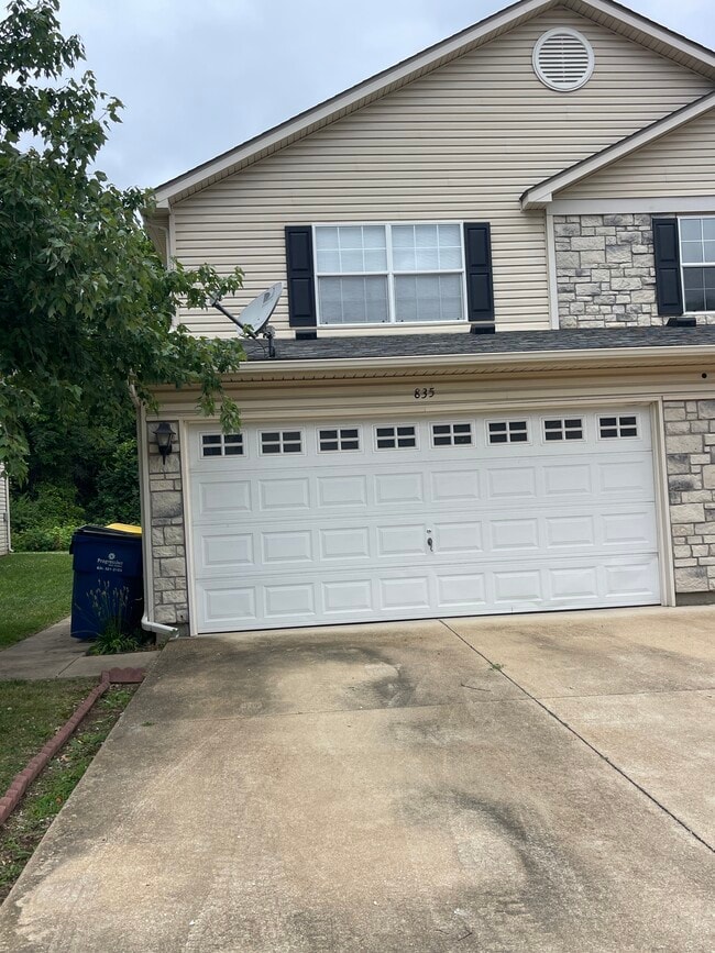 Building Photo - 835 Woodside Creek Dr