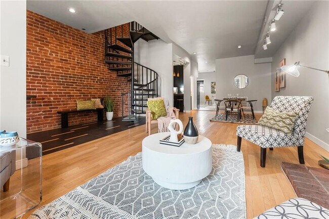 Photo - 321 Randolph St