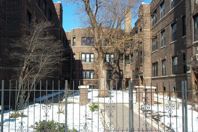 740-750 W Addison St