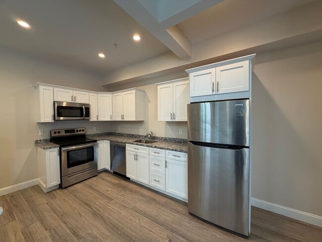 Building Photo - 129 Kenoza Ave Unit 2