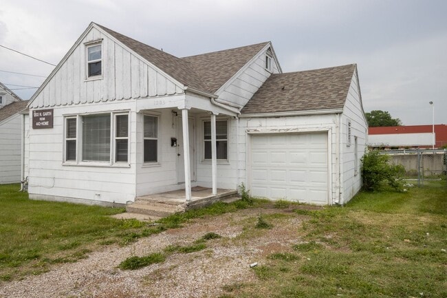 Building Photo - 2 bed 1 bath w loft