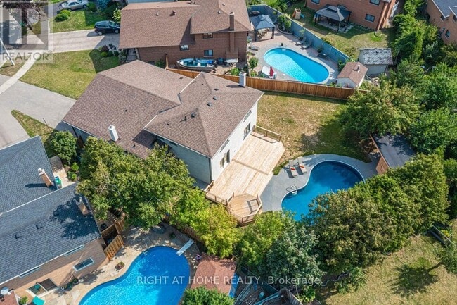 Photo - 690 Hillman Crescent