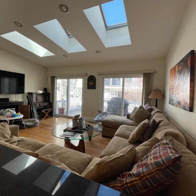 Photo - 211 W 9th St